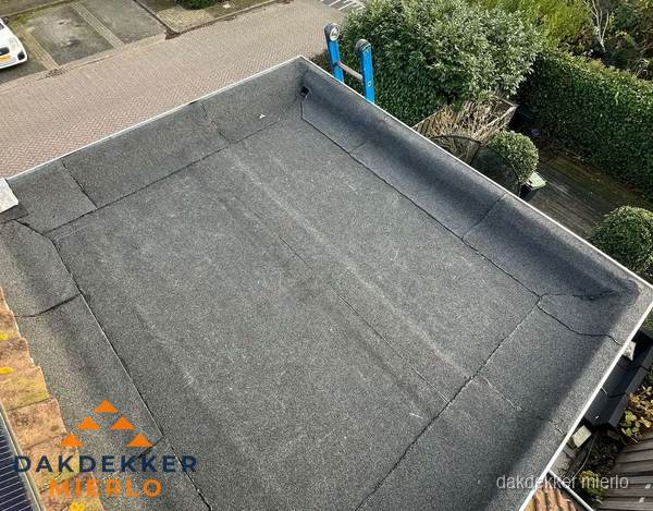 Gerenoveerd plat dak met nieuwe bitumen dakbedekking in Mierlo Gerenoveerd plat dak met nieuwe bitumen dakbedekking in Mierlo
