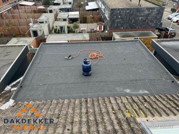 Plat dak met nieuwe bitumen dakbedekking en brandgereedschap in Mierlo Plat dak met nieuwe bitumen dakbedekking en brandgereedschap in Mierlo