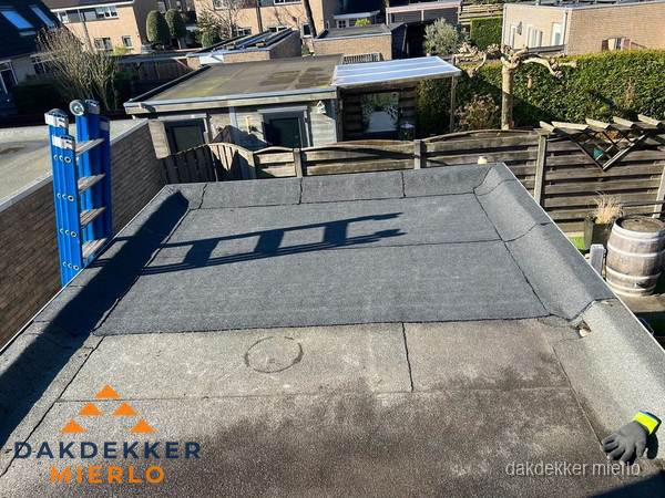 Dakdekker bij bitumen plat dak renovatie in Mierlo Dakdekker bij bitumen plat dak renovatie in Mierlo