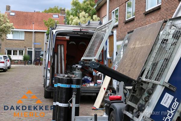 Dakdekkersbusje met materiaal en ladderlift voor dakpannen vervangen in Mierlo Dakdekkersbusje met materiaal en ladderlift voor dakpannen vervangen in Mierlo