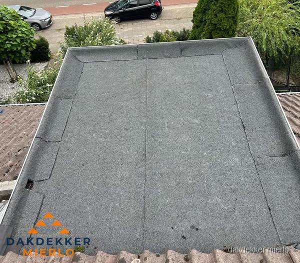Nieuw aangebrachte bitumen dakbedekking op plat dak in Mierlo Nieuw aangebrachte bitumen dakbedekking op plat dak in Mierlo