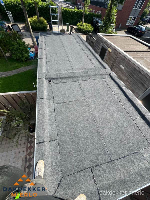 Bitumen plat dak rijtjeswoning vanuit dakdekker perspectief in Mierlo Bitumen plat dak rijtjeswoning vanuit dakdekker perspectief in Mierlo