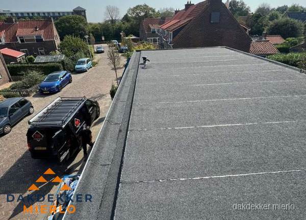 Nieuw bitumen plat dak met uitzicht over woonwijk in Mierlo Nieuw bitumen plat dak met uitzicht over woonwijk in Mierlo