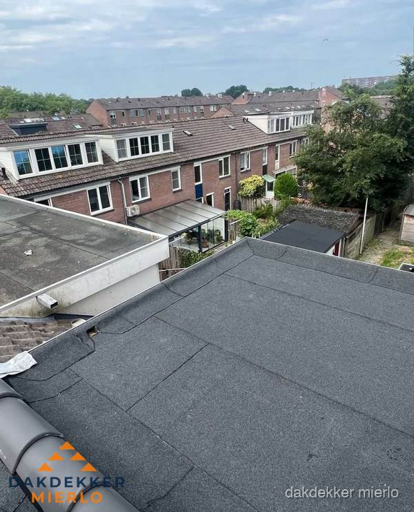 Vernieuwd plat dak met bitumen in woonwijk in Mierlo Vernieuwd plat dak met bitumen in woonwijk in Mierlo