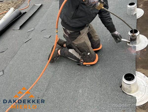 Dakdekker repareert bitumen dakleer bij dakdoorvoer in Mierlo Dakdekker repareert bitumen dakleer bij dakdoorvoer in Mierlo