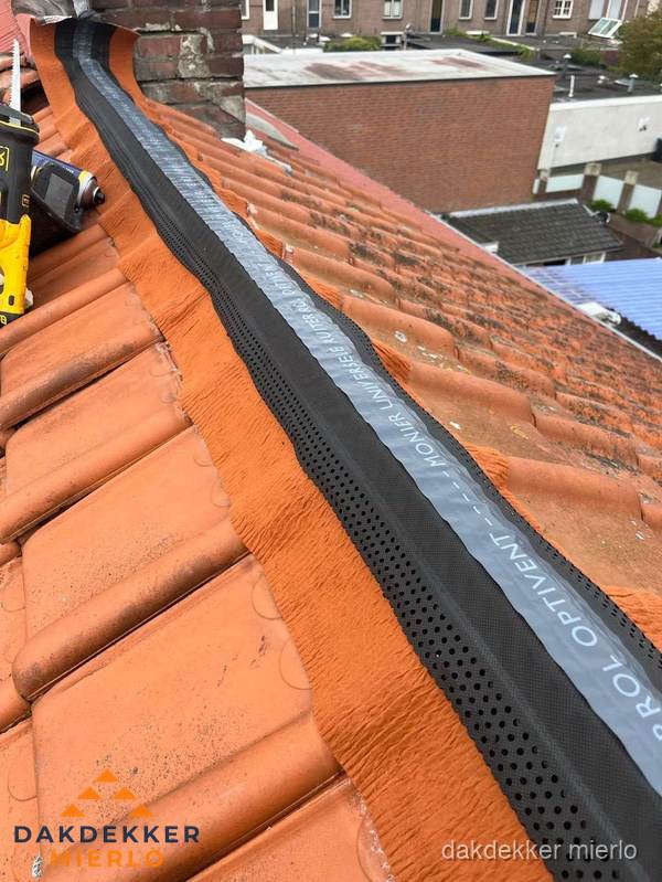 Nokventilatie installeren op hellend pannendak in Mierlo Nokventilatie installeren op hellend pannendak in Mierlo